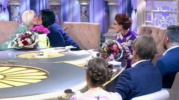 Лариса Гузеева и Василиса Володина удивили страстным поцелуем на шоу «Давай поженимся!
