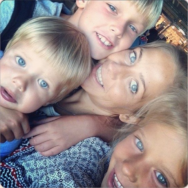 Юлия Барановская, одна воспитывающая троих детей, публично расплакалась