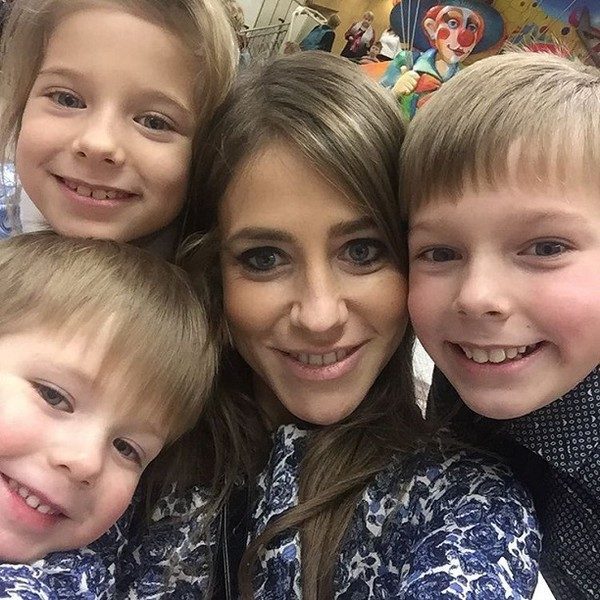 Юлия Барановская, одна воспитывающая троих детей, публично расплакалась