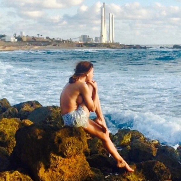 39-летняя Любовь Толкалина показала полностью обнаженное фото с отдыха на пляже