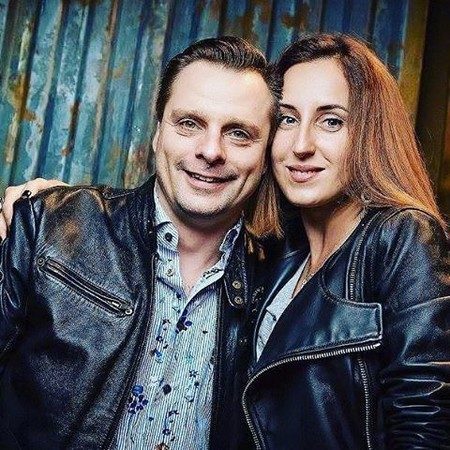 Александр Носик ушел от жены к певице