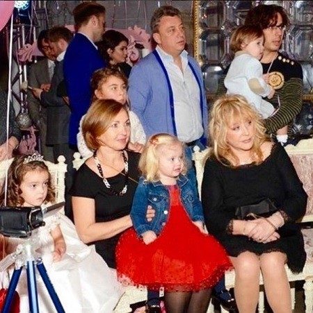 67-летняя Алла Пугачева отметила пятилетие внучки в коротких шортах