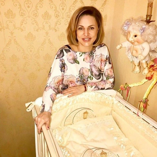 42-летняя Алла Довлатова показала фигуру в бикини через две недели после родов
