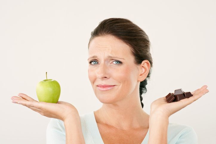 Что вреднее - яблоко или шоколад? Популярные мифы о здоровье зубов