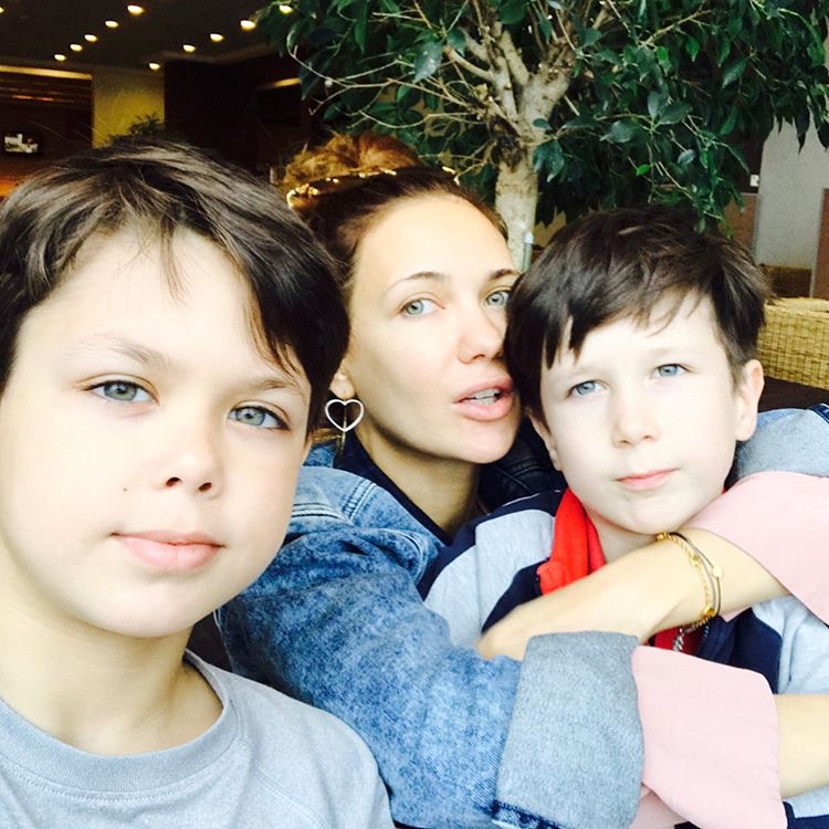 «Какие взрослые!»: 39-летняя Екатерина Климова показала сыновей от Игоря Петренко