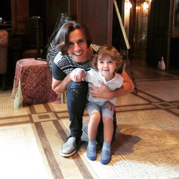 Максим Галкин показал видео, где его трехлетний сын Гарри исполняет песню Филиппа Киркорова