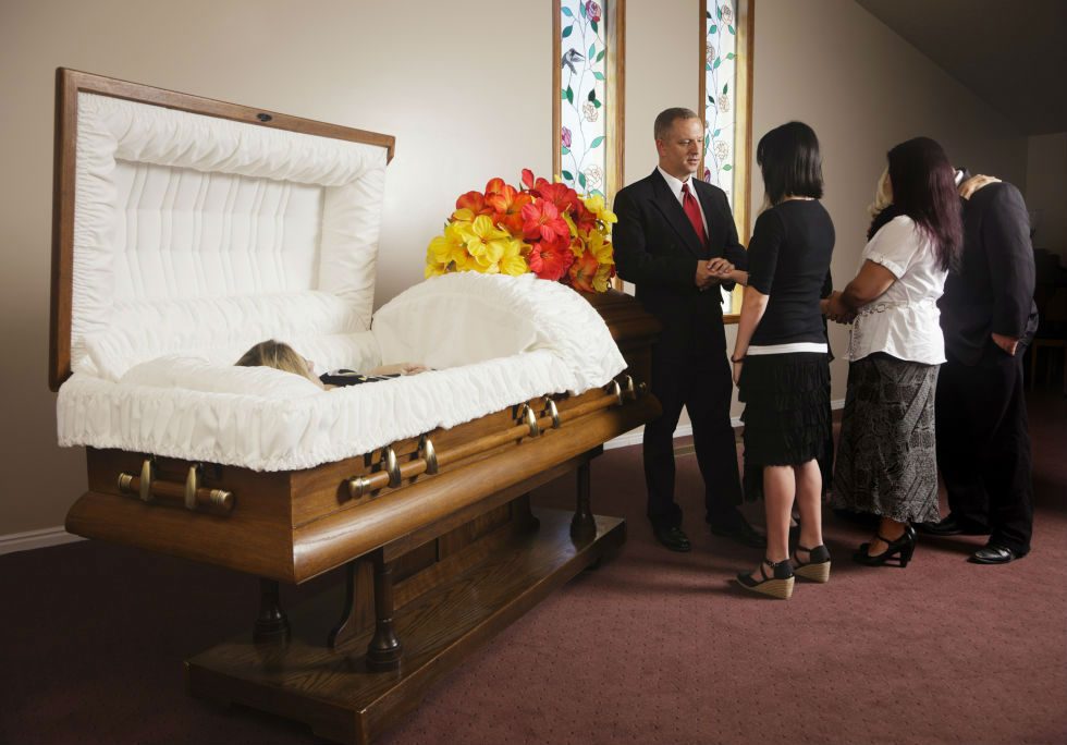 10 неписаных правил этикета. Как вести себя на похоронах и после них?