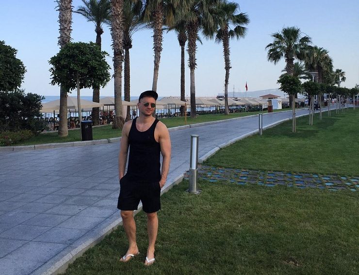 «Накачанный красавец!» Сергей Лазарев показал фото с пляжа в Турции