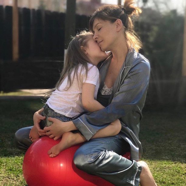 Беременная 38-летняя Елена Подкаминская опубликовала нежное фото с дочерью