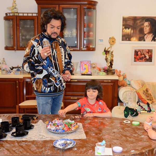 Филипп Киркоров опубликовал семейный фотоальбом с подросшими детьми