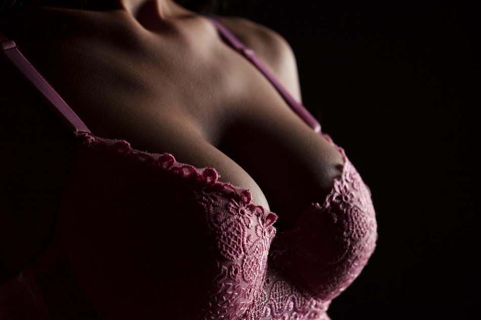 9 преступлений против своей груди, которые совершает почти каждая женщина