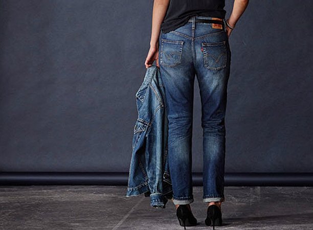 Исследователи назвали возраст, в котором женщине пора перестать носить джинсы