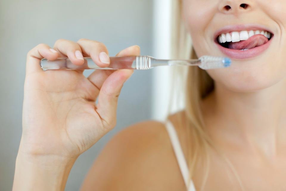 Почему нельзя чистить зубы сразу после завтрака? Отвечают эксперты