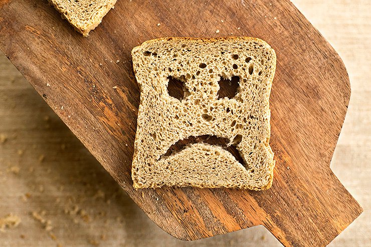 Безопасно ли срезать плесень с хлеба и есть его?
