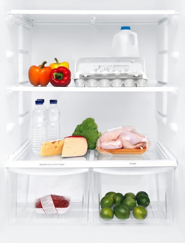 Почему нельзя хранить курицу на верхней полке холодильника?