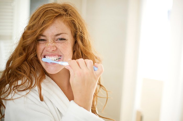Как чистить зубы, чтобы не было налета? Показывает стоматолог
