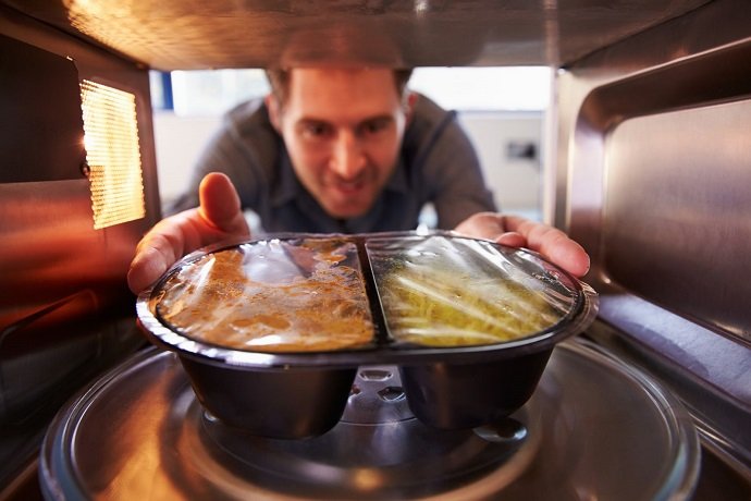 Привычка разогревать еду в микроволновке может привести к бесплодию