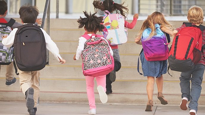 Школьные рюкзаки не влияют на здоровье подростков, утверждают врачи