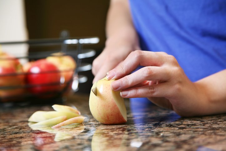 10 вещей, от которых  больше всего портится кухонная столешница